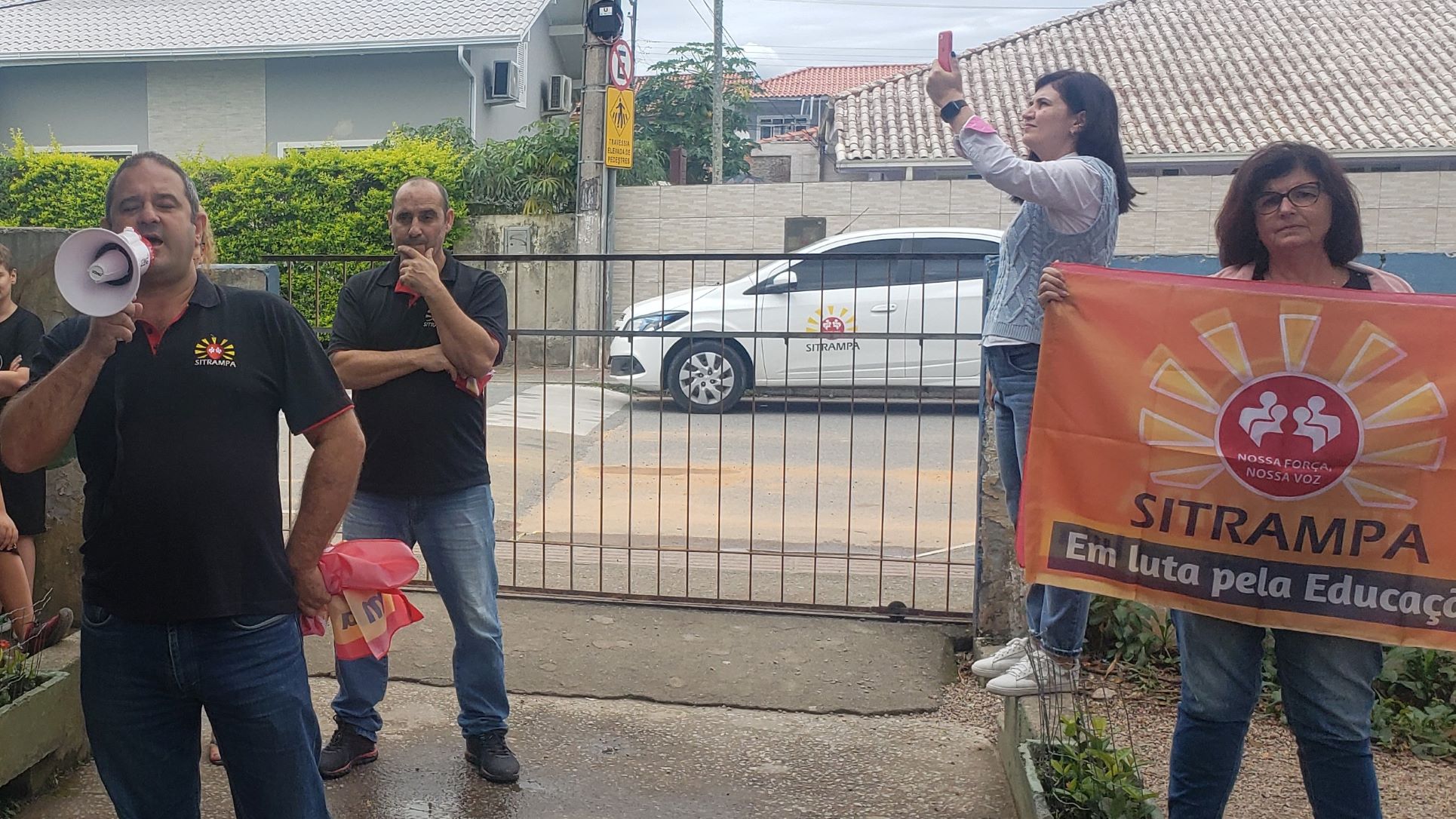 Comunidade protesta contra as mudanças na direção da escola Reinaldo Weingartner