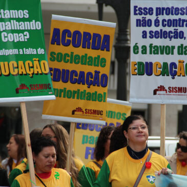 Educadores expõem insatisfação com prefeito em ato dos movimentos sociais